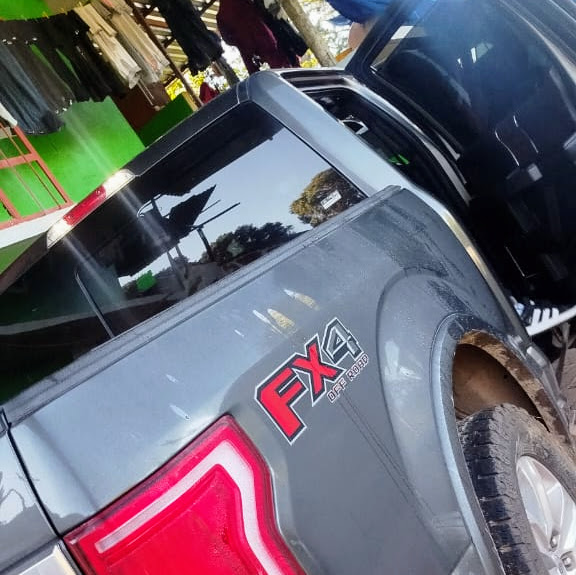 Técnico explicando cómo limpiar quemacocos Ford Explorer sin dañar el drenaje