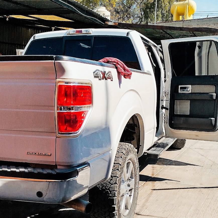 Ford con quemacocos panorámico abierto, mostrando techo de cristal y comodidad interior