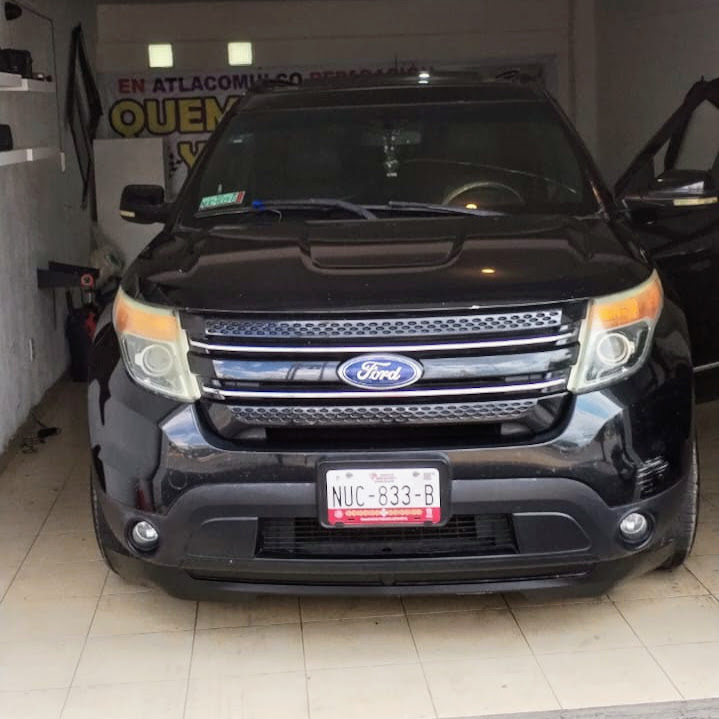 Ford F150 con quemacocos panorámico abierto en carretera