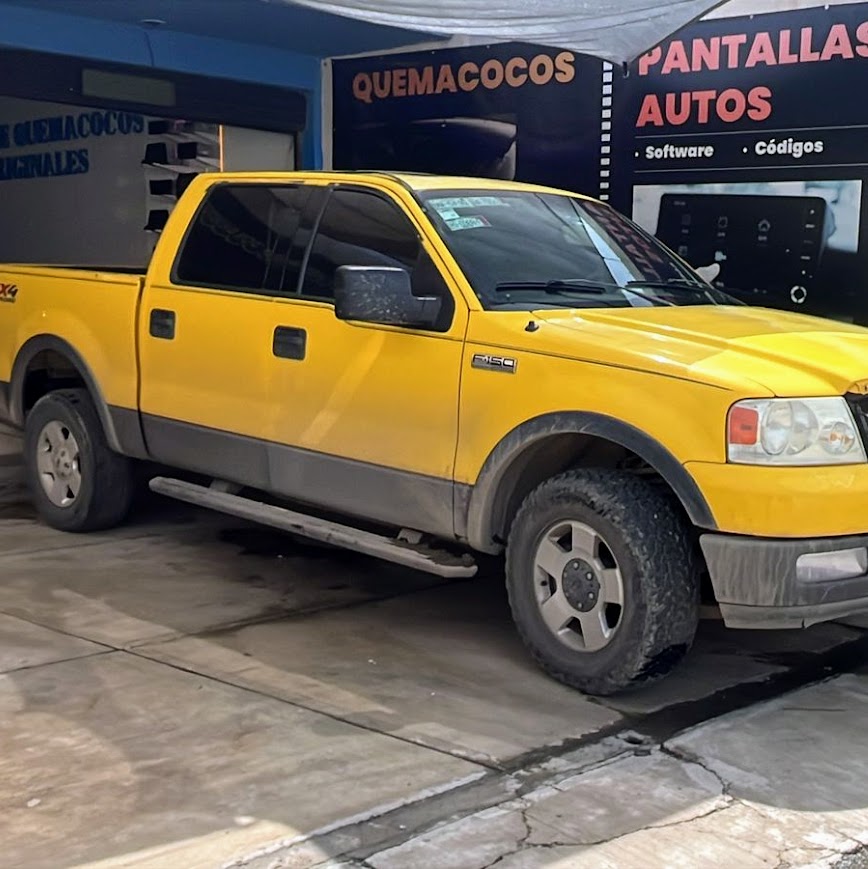 Motor quemacocos Ford Edge sobre mesa de trabajo en reparación