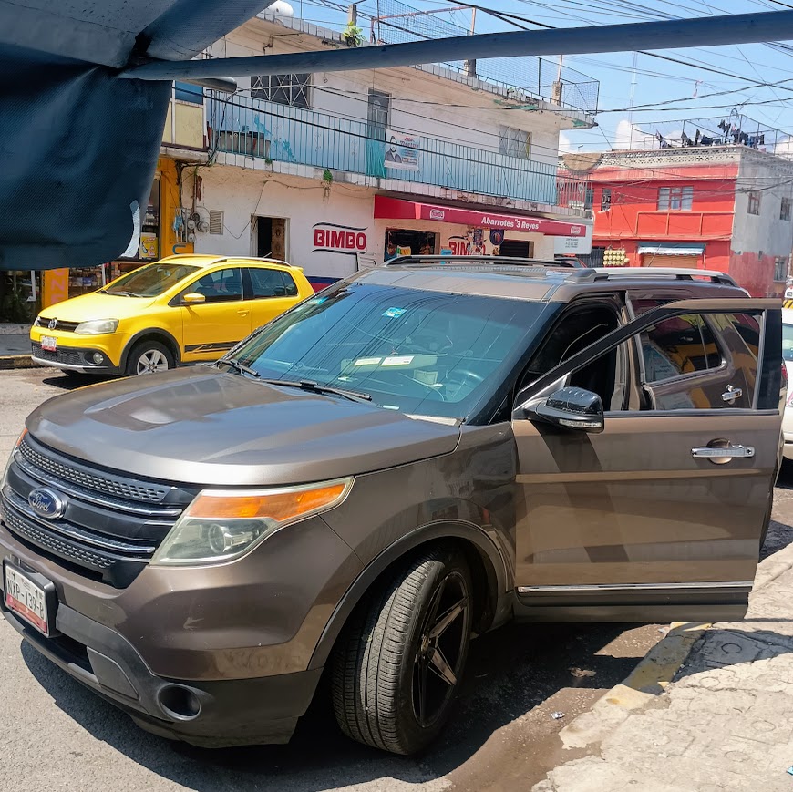 Quemacocos Ford Edge recibiendo mantenimiento preventivo