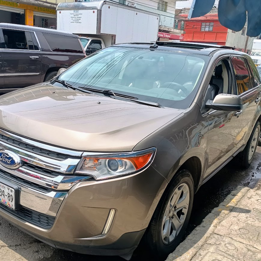 Quemacocos Ford Explorer 2013 abierto durante revisión